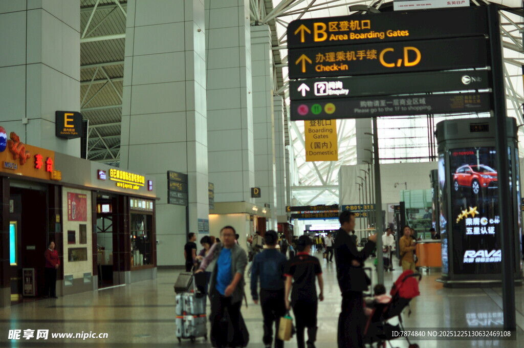 机场大厅内的旅客与指示牌
