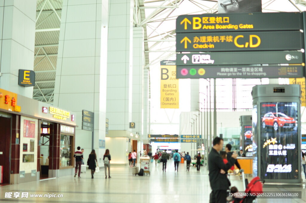 机场大厅内的旅客活动场景