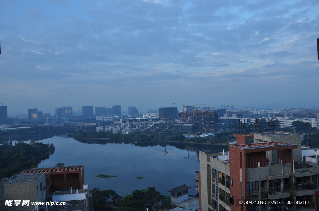 城市湖畔风光俯瞰图