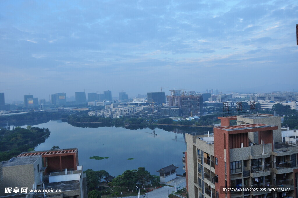 城市河畔高楼景观