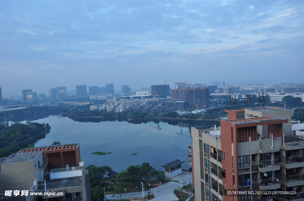 城市河畔建筑景观