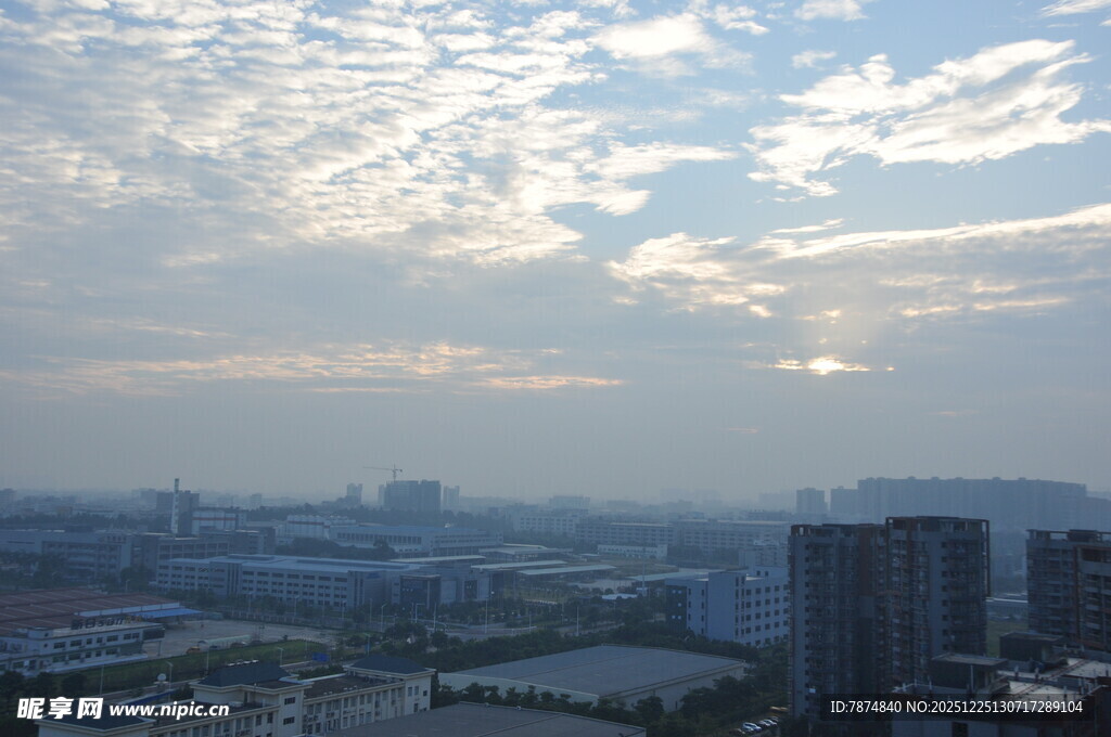 城市天际线与云景