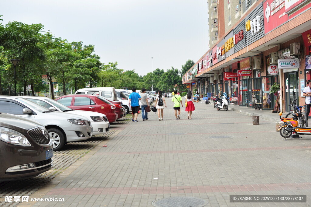 街道旁的商铺与停车场景