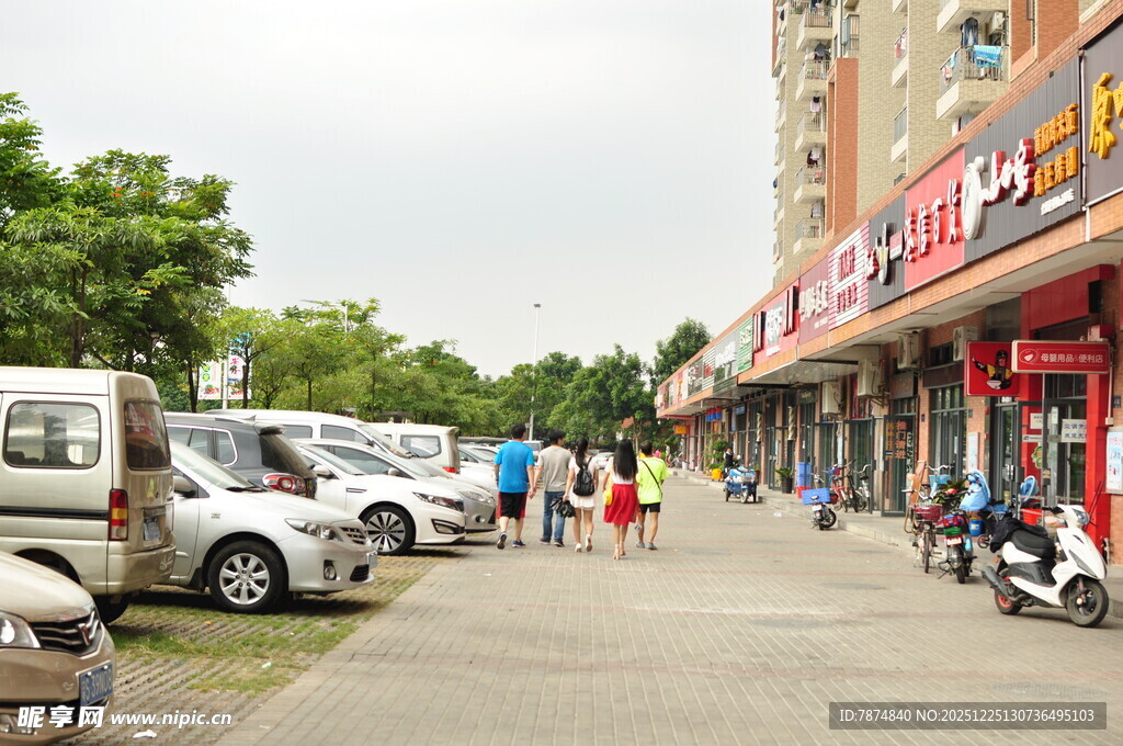 街道商铺前的停车场景