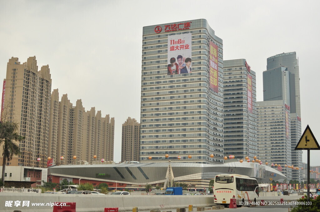 城市高楼与道路景观