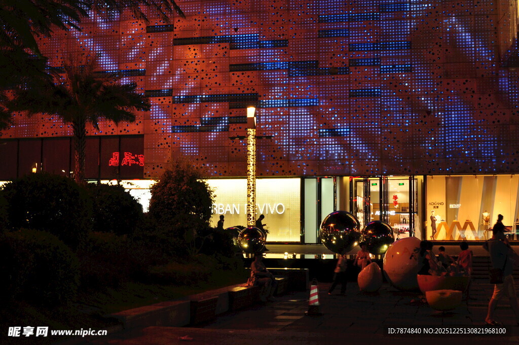 夜晚绚丽灯光下的建筑景观