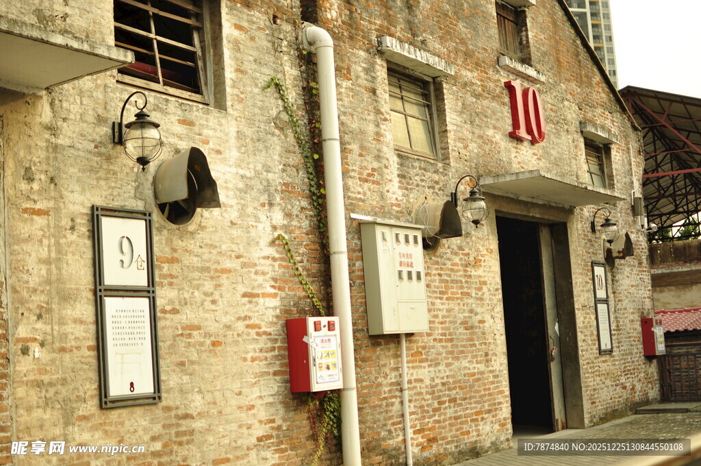 复古砖墙建筑街景一角