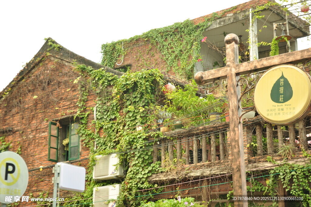 绿植环绕的复古风建筑