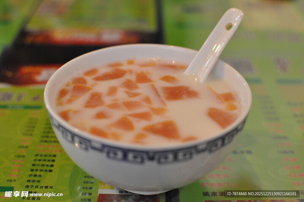 一碗美味的红豆牛奶粥