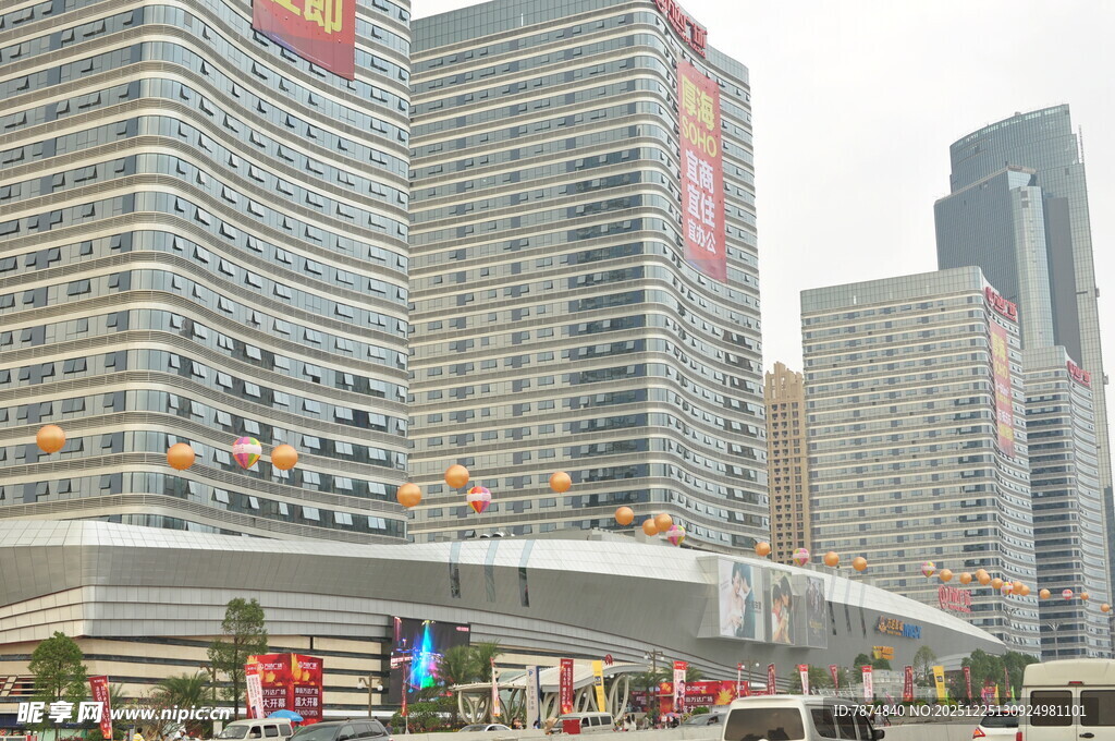 繁华都市中的摩天建筑群