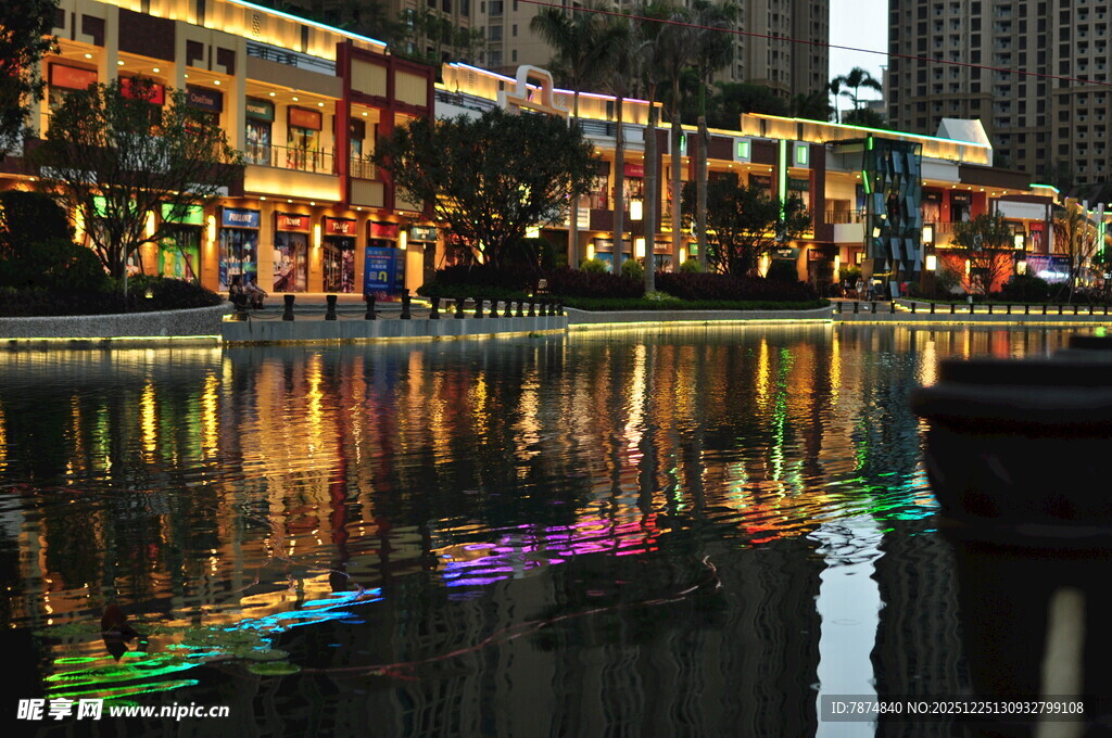 城市河畔夜景灯光倒影