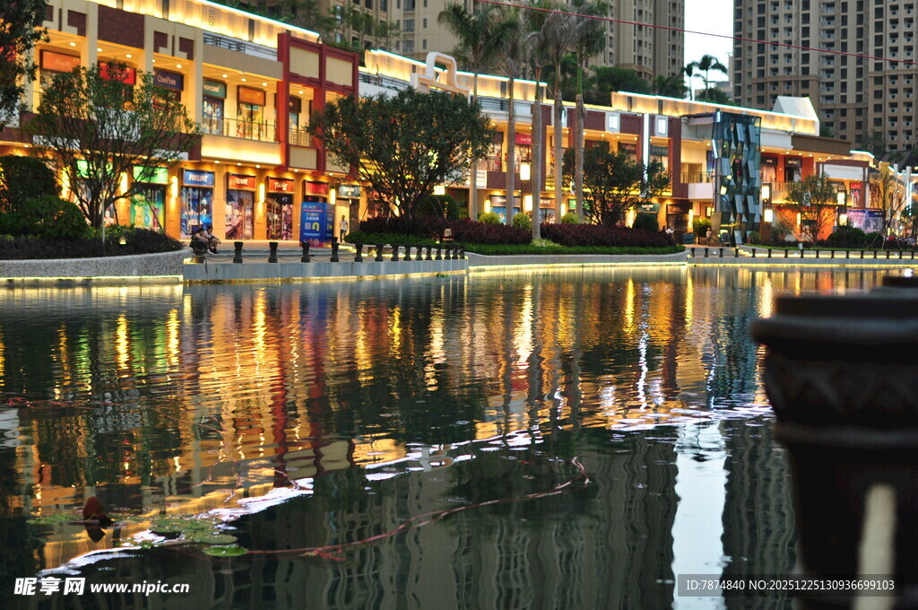 城市商业街水边夜景倒影