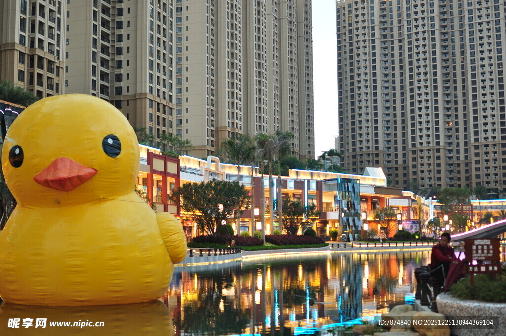 城市中的巨型小黄鸭景观