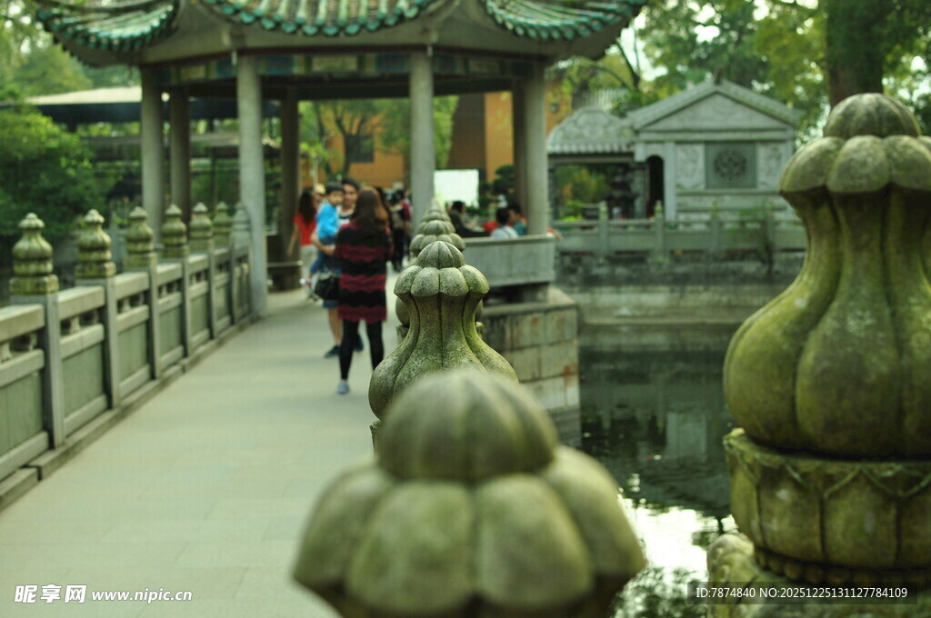 中式园林石桥行人景致