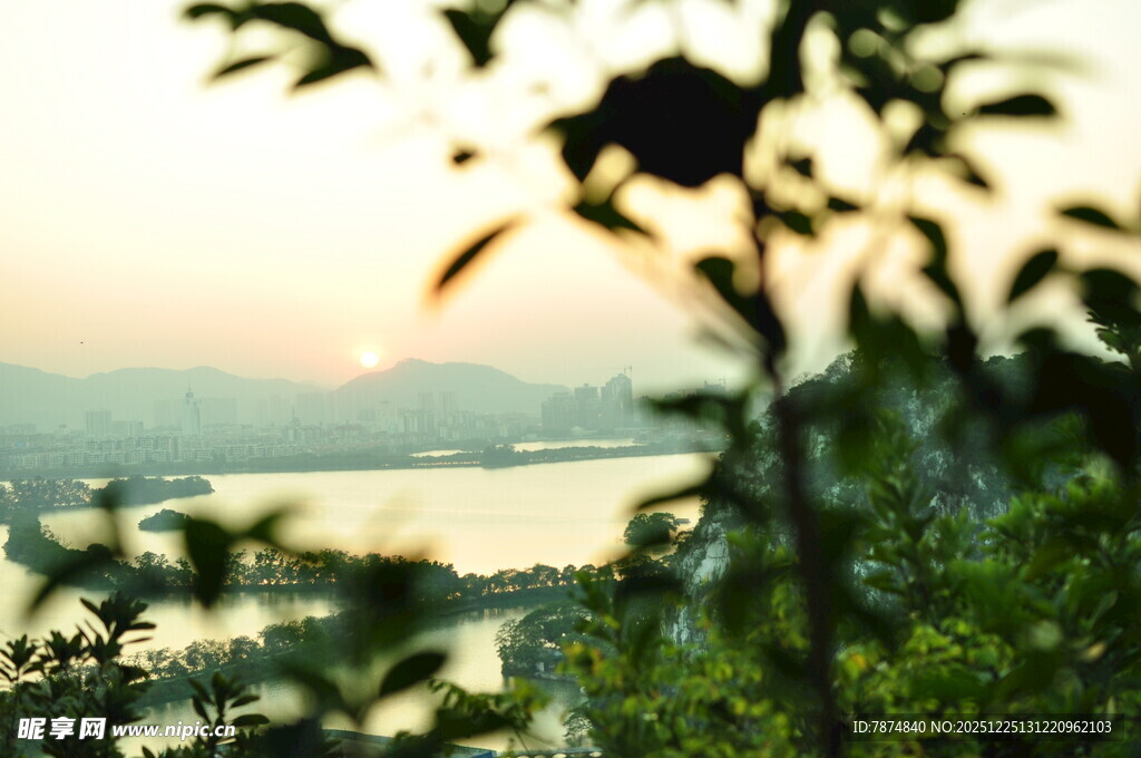 黄昏山林间的湖景风光