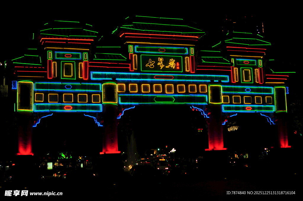 夜晚绚丽彩灯装饰的中式建筑