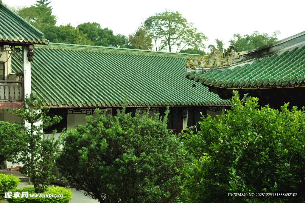 中式绿瓦建筑与绿植景观