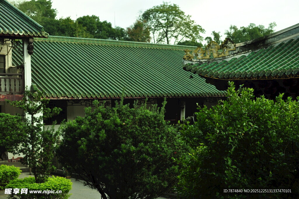 中式绿瓦建筑与绿植景观
