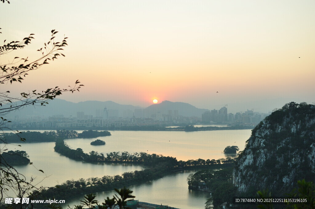 日落时分的山水美景