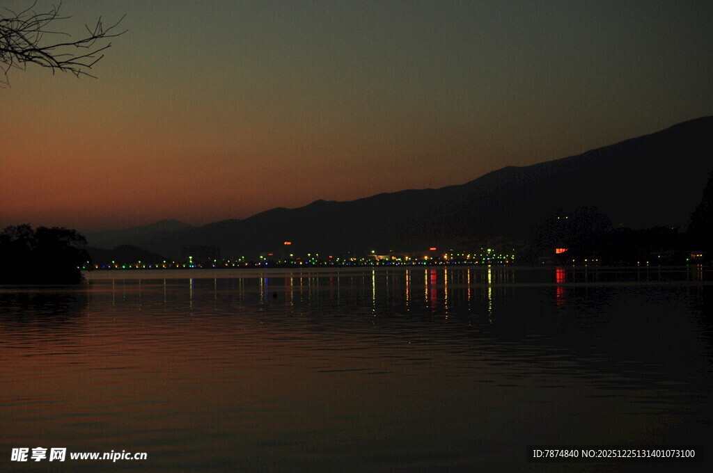 黄昏湖畔夜景 波光粼粼