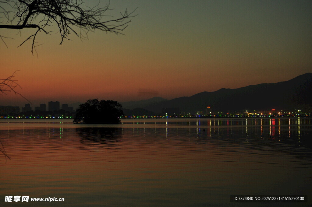 黄昏湖畔静谧美景