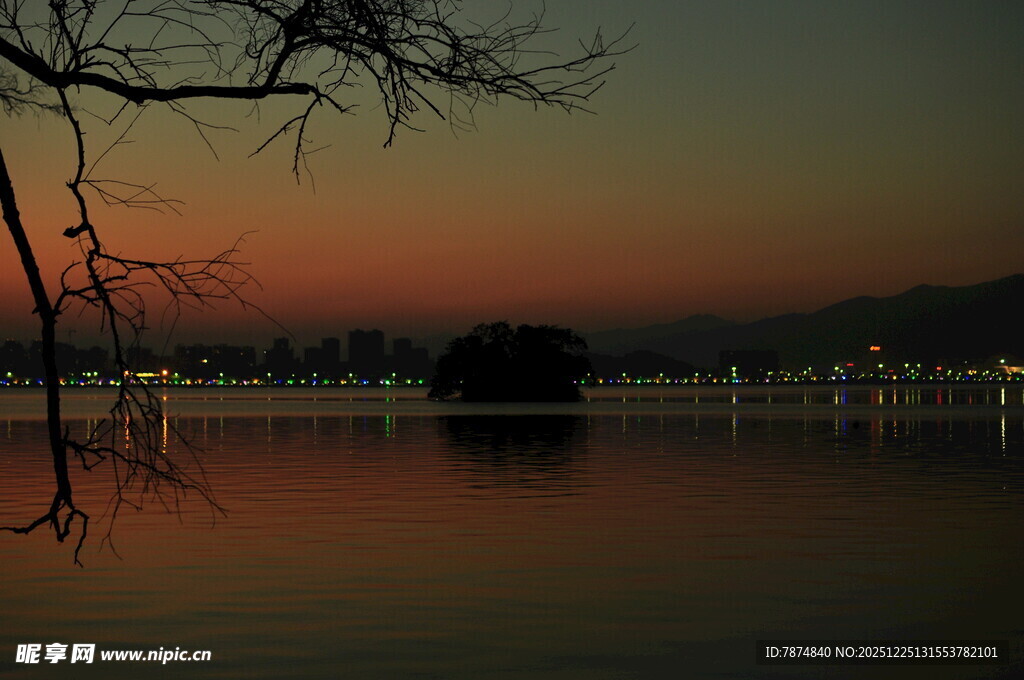 黄昏湖畔静谧景致