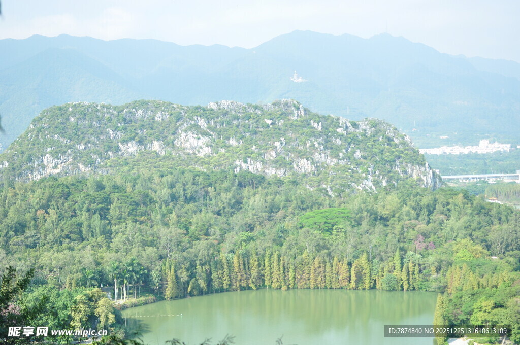 青山绿水间的秀丽湖景