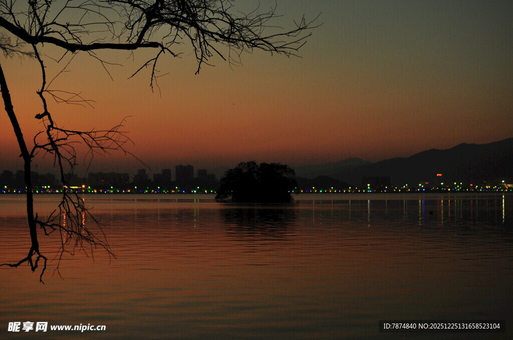 黄昏湖畔美景