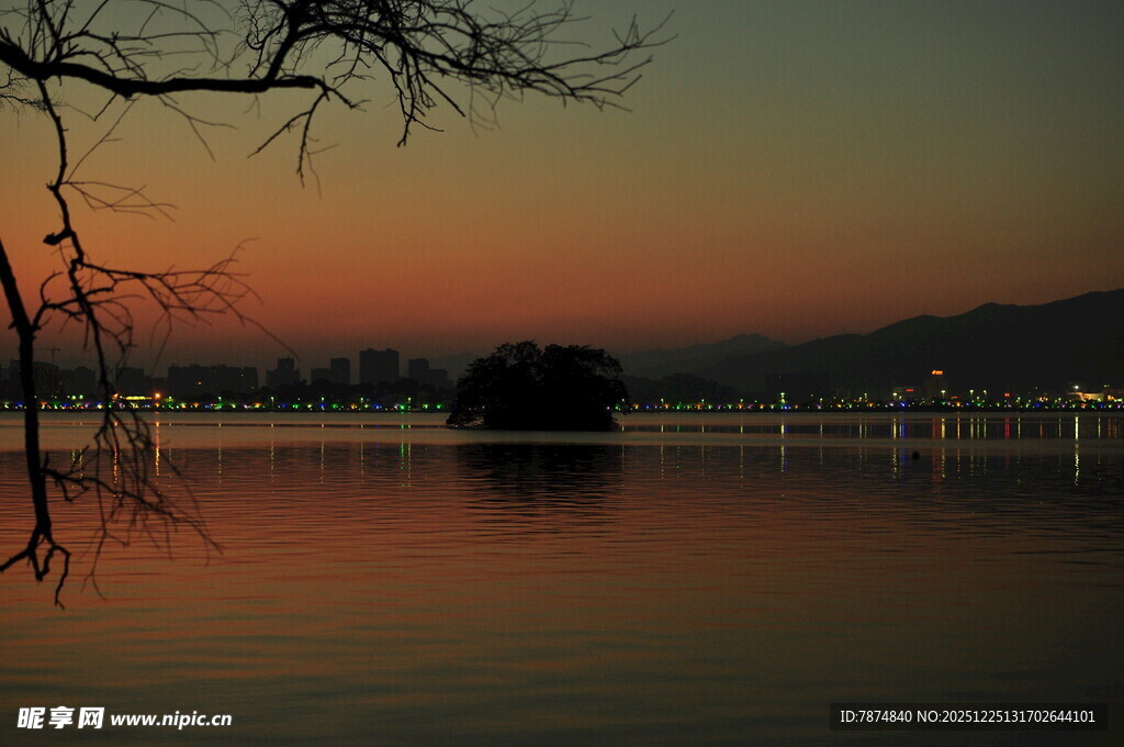 湖畔黄昏美景