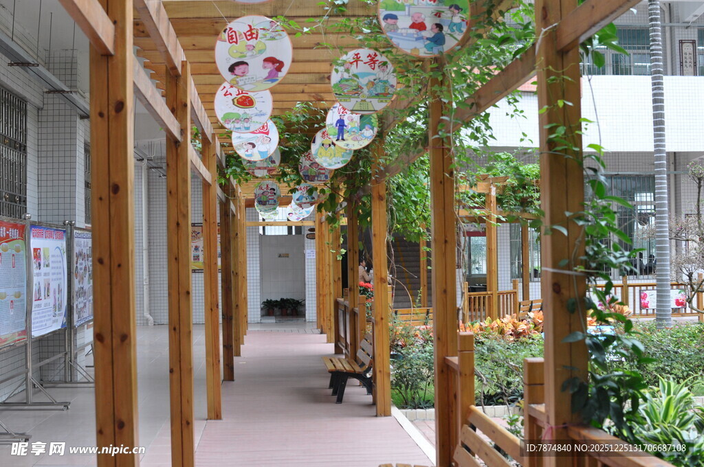 木质走廊悬挂多彩装饰