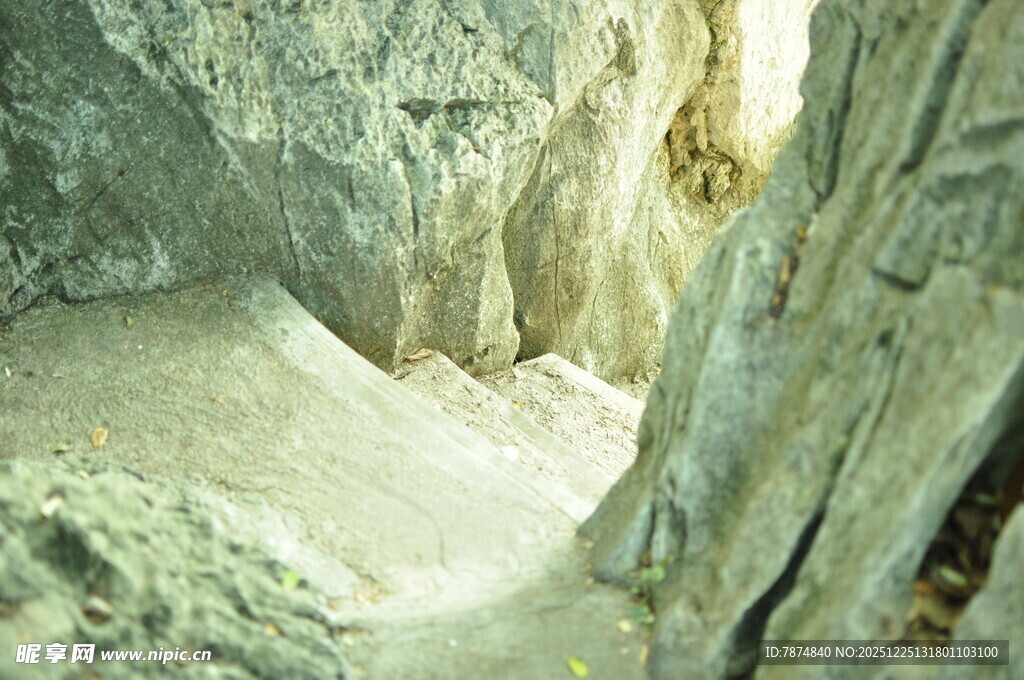 神秘洞穴内部景象