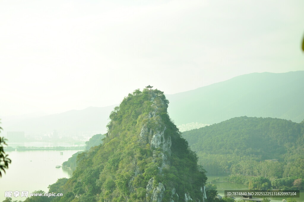 秀丽青山伴绿水风光