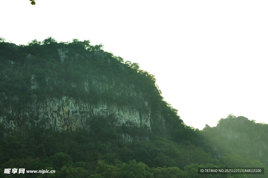 青山翠谷间的自然景致