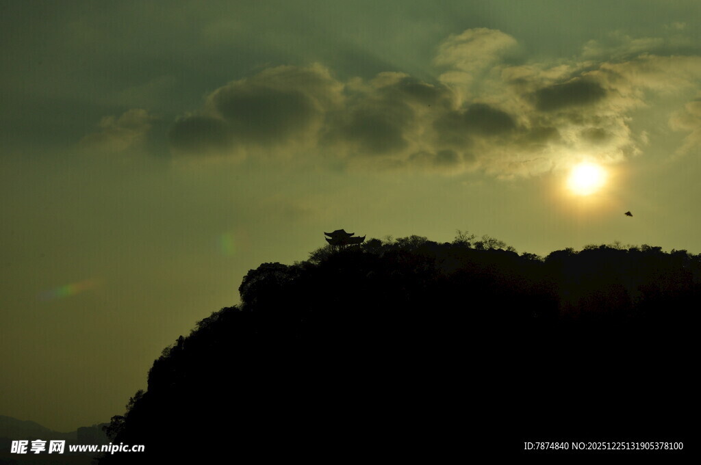 夕阳下的山峦剪影