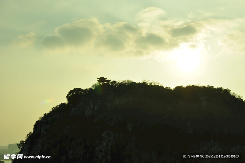 夕阳下的山峦剪影