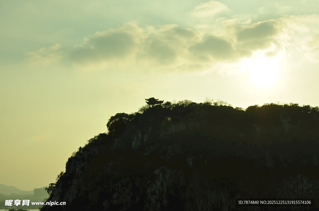 夕阳下的山巅剪影