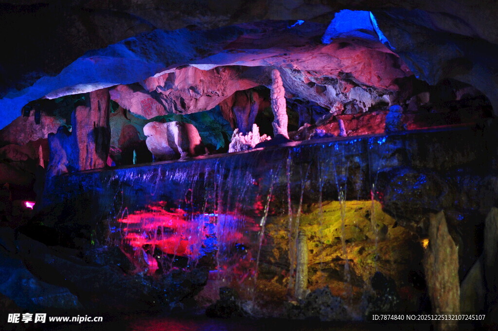 梦幻溶洞景观 色彩斑斓