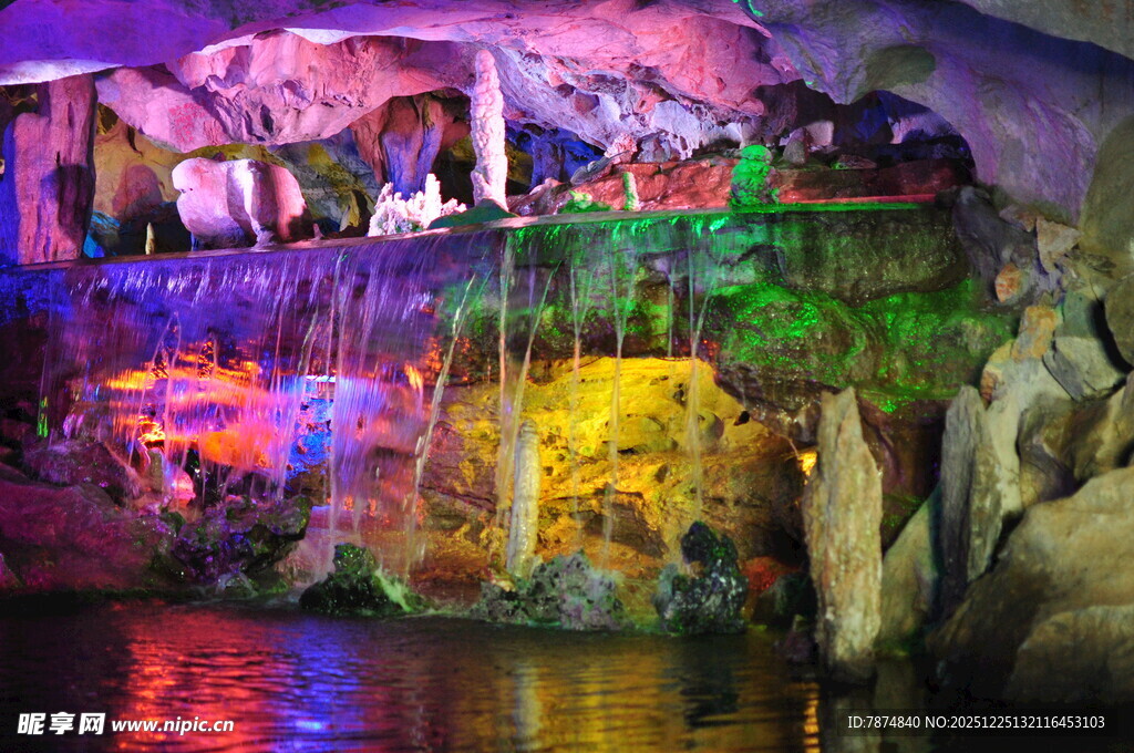 梦幻灯光下的溶洞景观