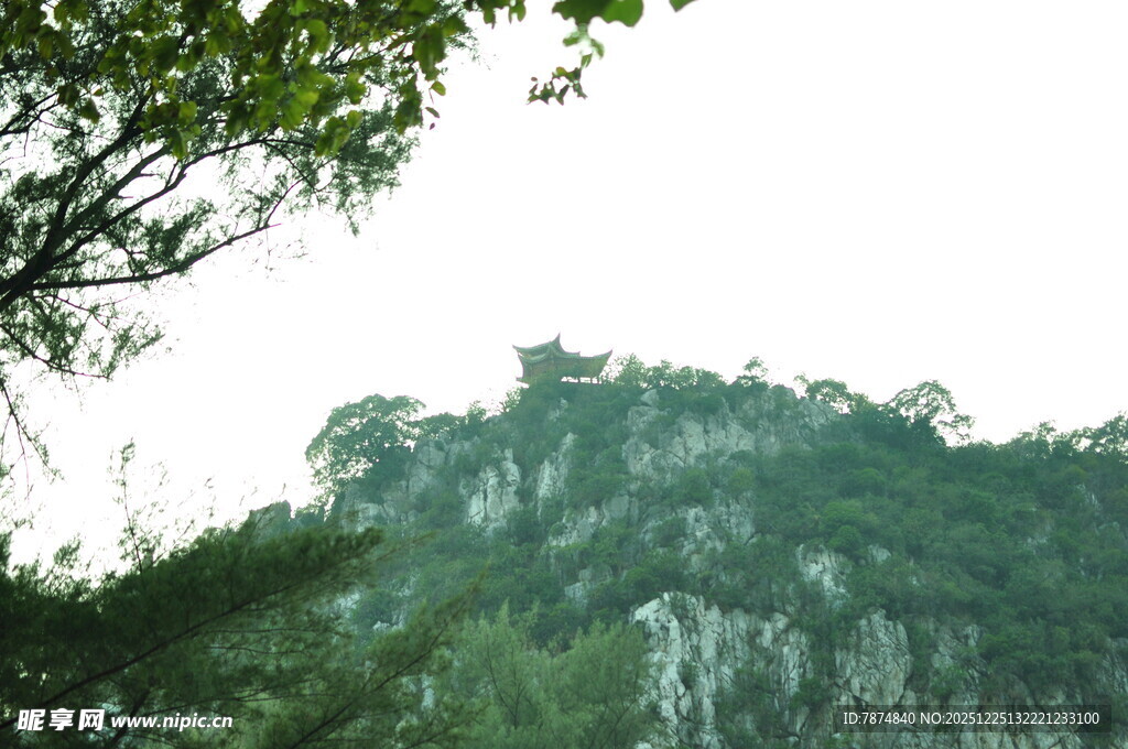 青山绿树间的自然景致