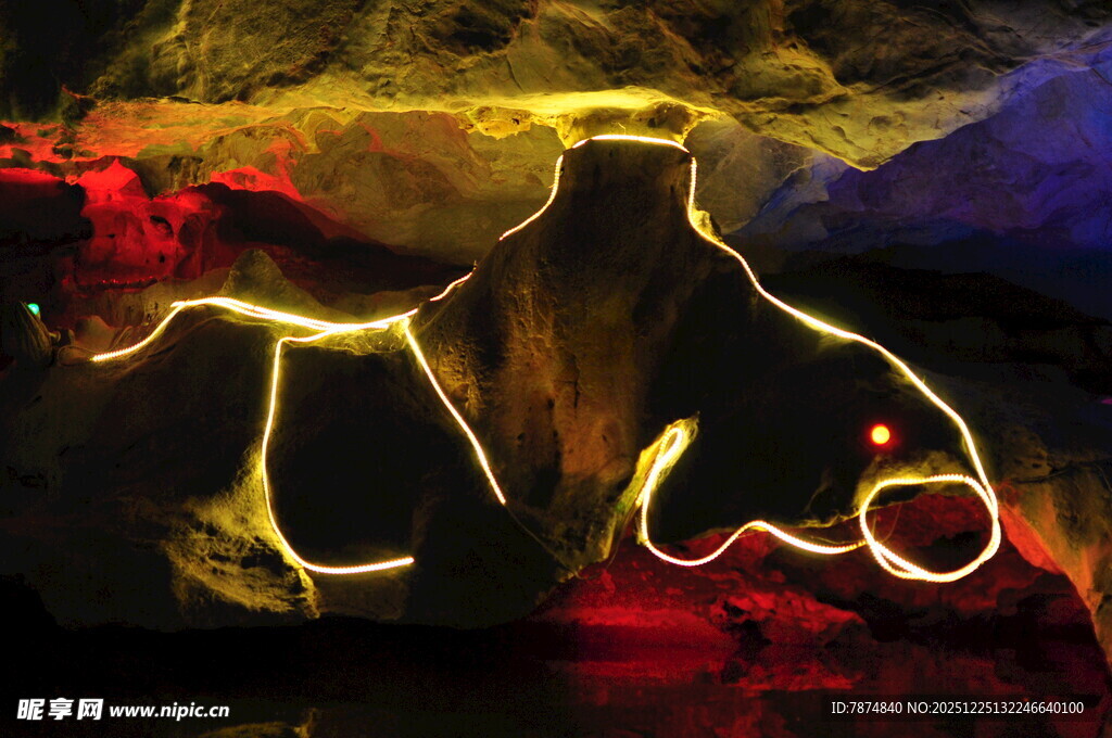 梦幻光影勾勒的神秘轮廓