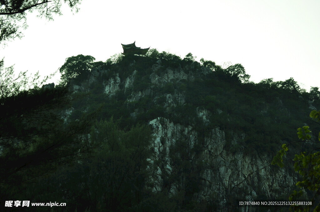 巍峨青山绿意浓