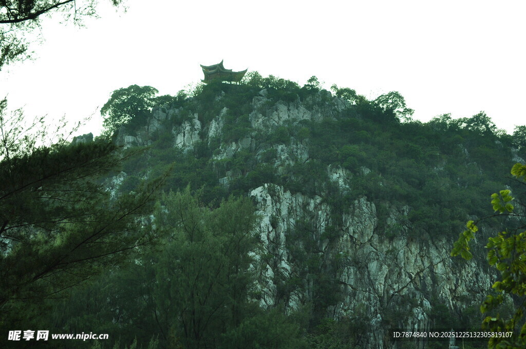 陡峭山峰覆绿植