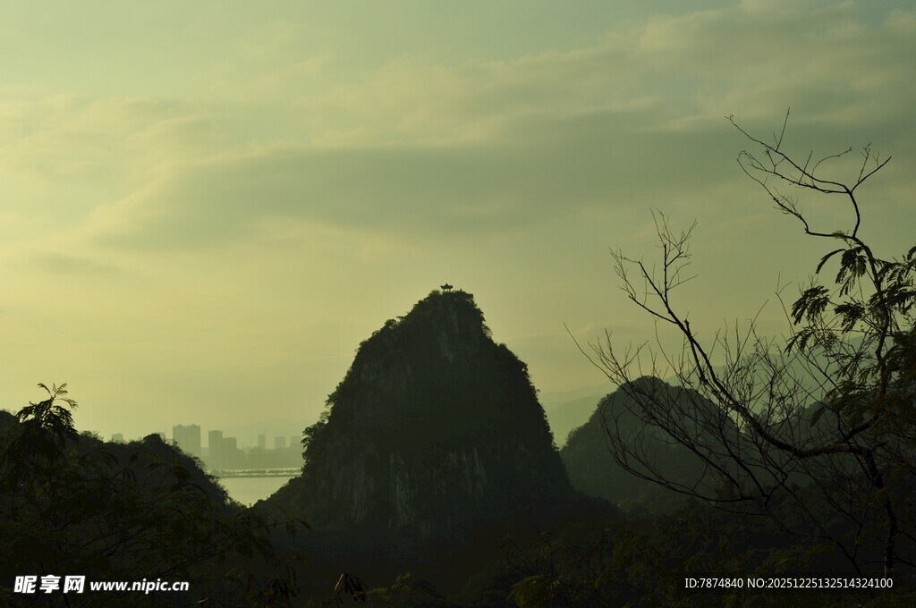 黄昏下的秀丽山峦