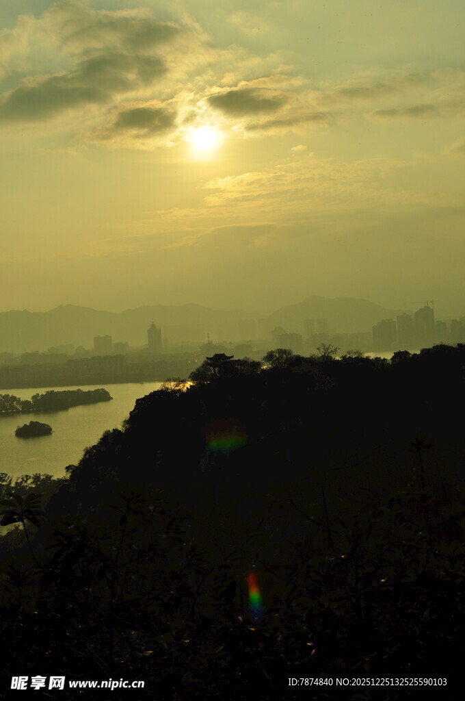 黄昏时分的城市与落日美景