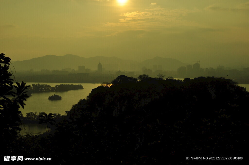 黄昏湖畔山林美景