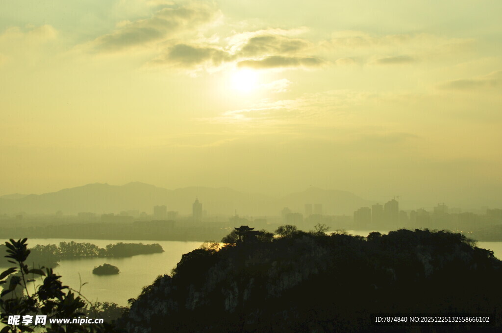 夕阳下的山水景观