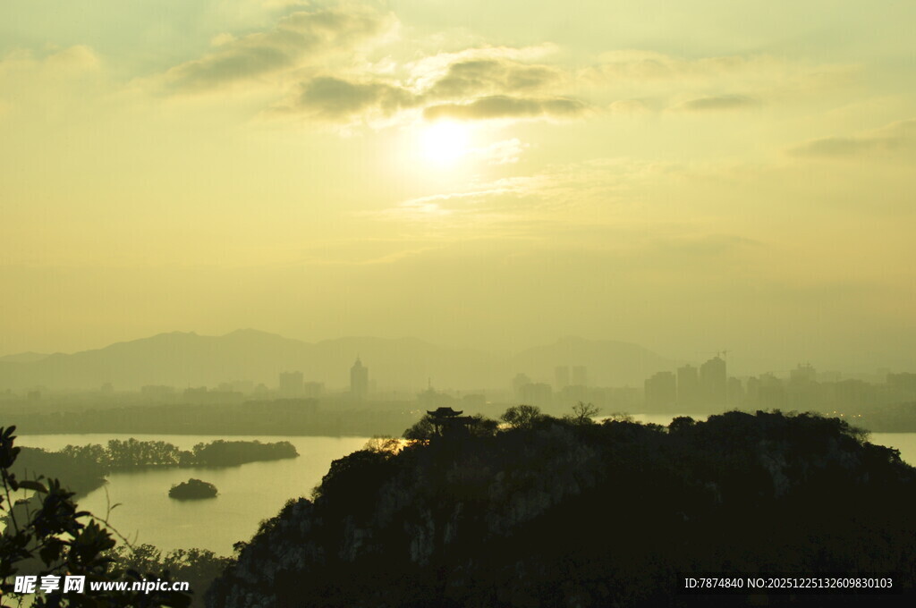 黄昏下的山水城市美景