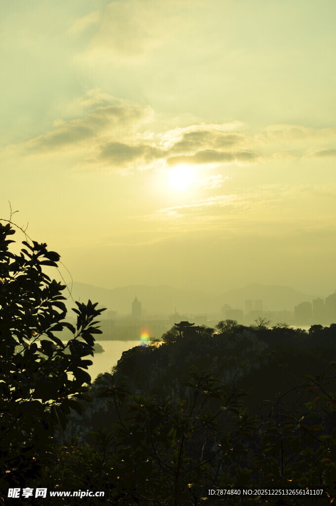 黄昏时分的山林与天际