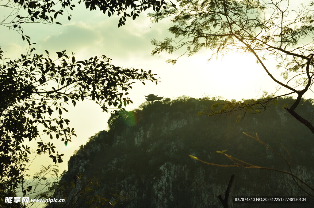山林间的阳光与峭壁景观