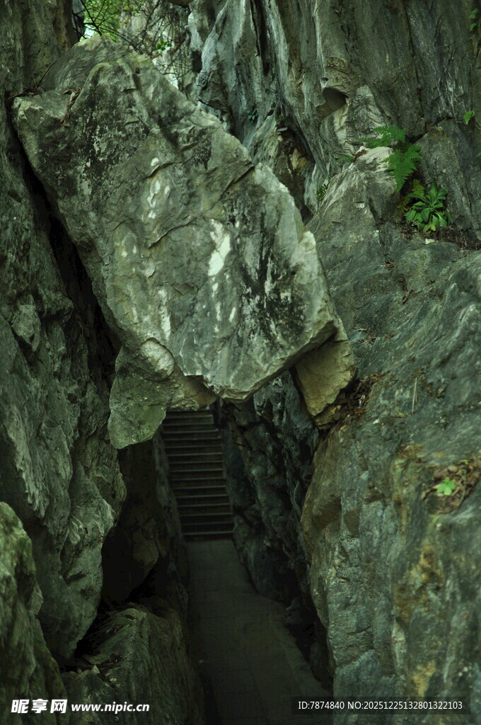 神秘洞穴内的嶙峋岩石